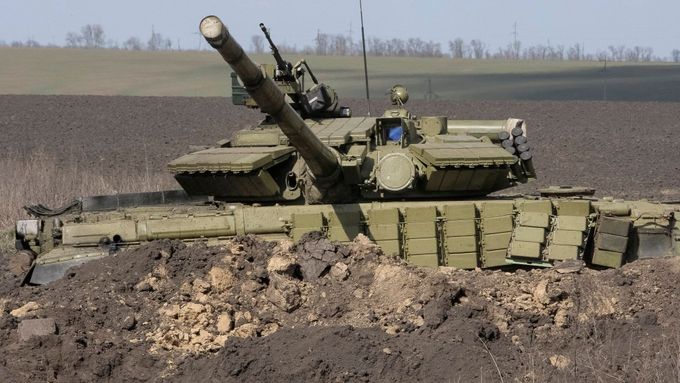 Tank u Charkova nedaleko ruských hranic.