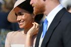 Zamilovaní novomanželé poprvé od královské svatby na veřejnosti. Vzali si klobouky a Harry vtipkoval
