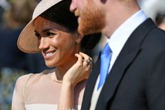 Zamilovaní novomanželé poprvé od královské svatby na veřejnosti. Vzali si klobouky a Harry vtipkoval