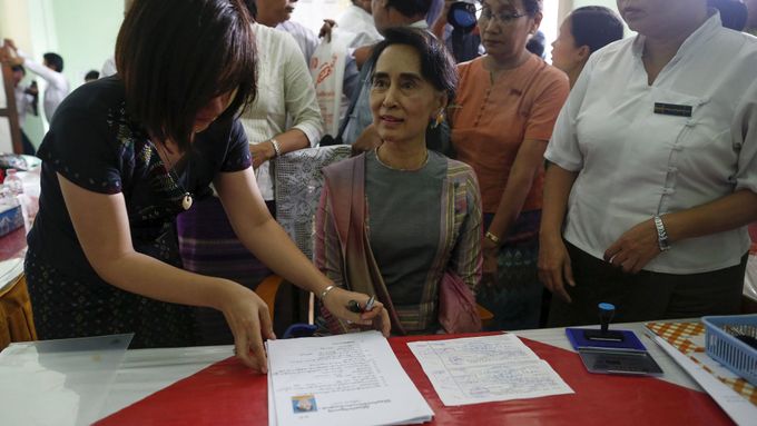 Su Ťij při podepisování své kandidatury do parlamentních voleb, které se v Barmě konají v listopadu.