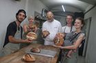 Fotografie z projektu pečení ukrajinského chleba, které je spojené se sbírkou na nákup odminovacího zařízení Božena pro Ukrajinu.