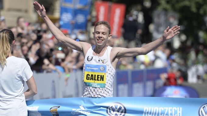 Americký běžec Galen Rupp slaví vítězství v Pražském maraton.