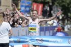 Pražský maraton vyhrál poprvé běžec z USA. Triumfoval bronzový z Ria Rupp
