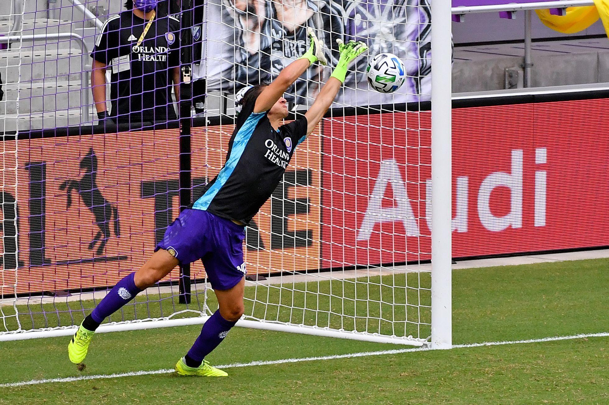 Obránce Orlanda Rodrigo Schlege cyhatá penaltu v zápase MLS s týmem New York City FC