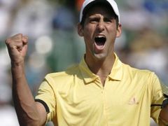 Srbský tenista Novak Djokovič se raduje z vítězství nad Andym Murrayem a postupu do semifinále turnaje v Miami.
