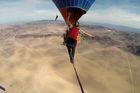 VIDEO Adrenalin v oblacích. Muž přešel po laně mezi balony