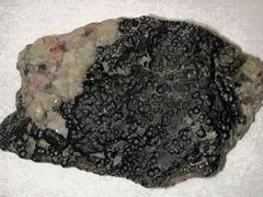 Takto vypadá uranový smolinec z Dolní Rožínky, jediného funkčního dolu v České republice