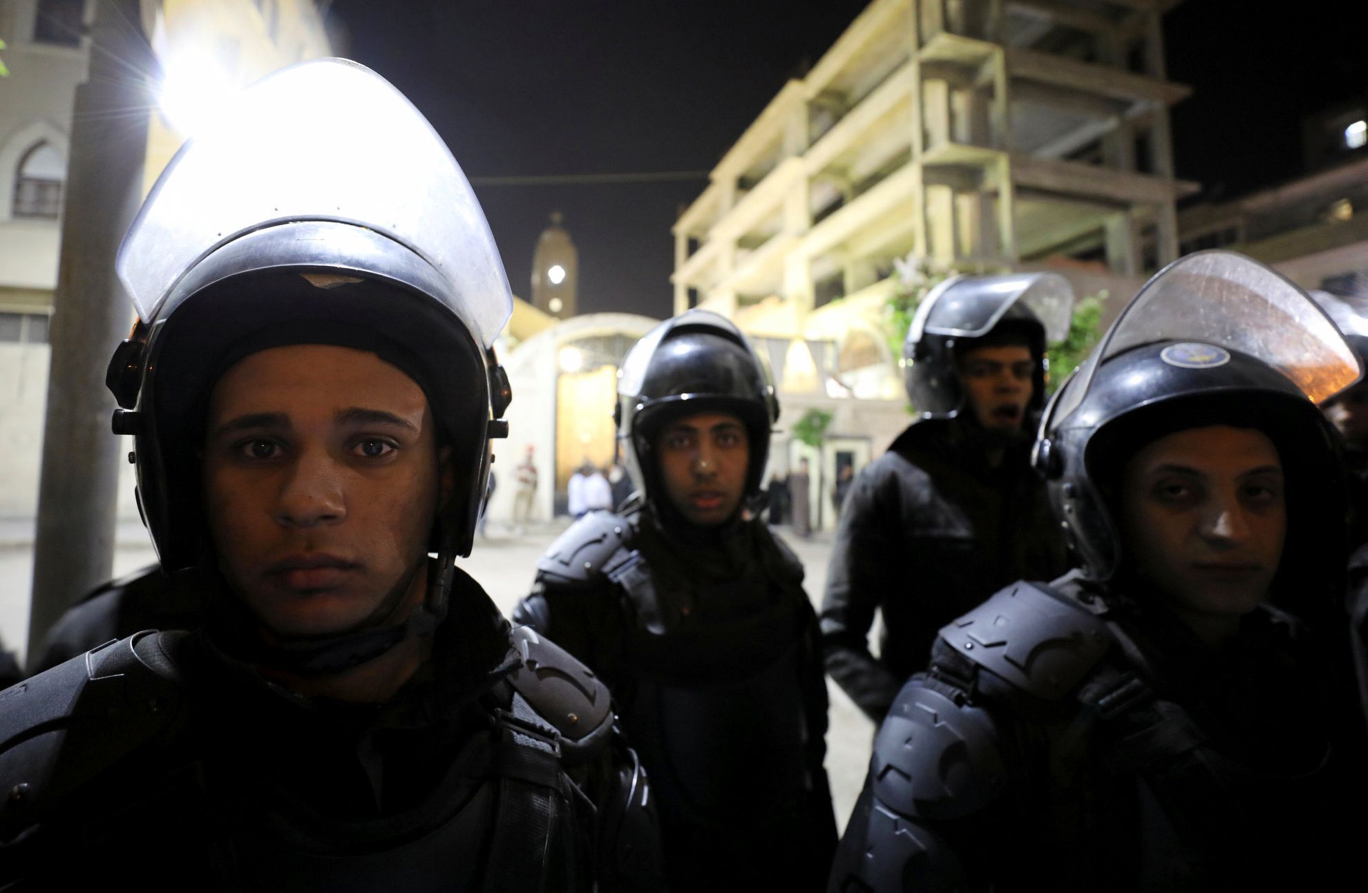 Egyptští policisté u koptského kostela, kde útočili islamisté.