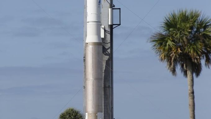 Nosná raketa Atlas V připravena ke startu.