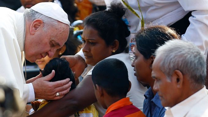 Papež František žehná nemocnému dítěti v rámci mše ve srílanském Kolombu.