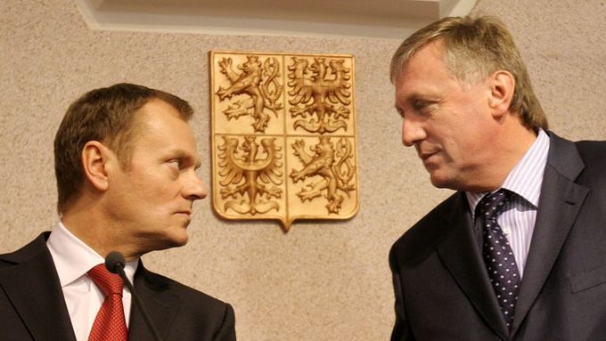 Donald Tusk a Mirek Topolánek na tiskové konferenci po společném jednání v Hrzánském paláci.