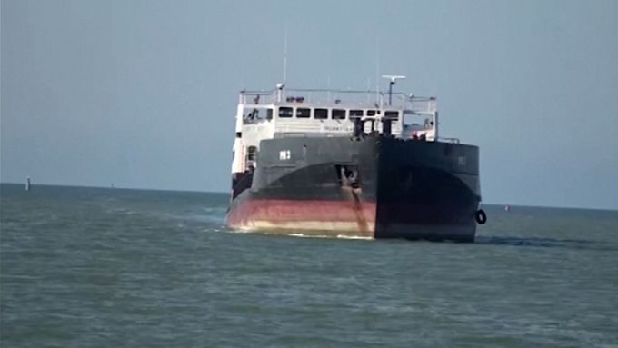 Záběry obří krádeže? Rusové naložili v Mariupolu loď plnou kovu a vezou si ho domů.