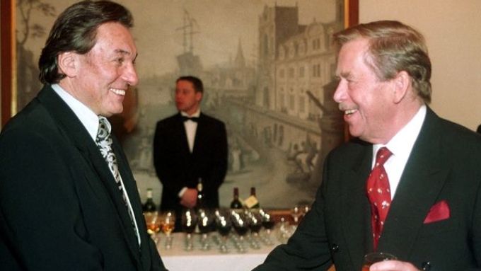 Audience... Václav Havel s Karlem Gottem po benefičním koncertě ve prospěch Nadace Vize 97. (Praha, 21. prosince 2000)