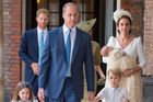 Kensingtonský palác na Twitteru zveřejnil video zachycující aktéry při příchodu do kaple. Poprvé byla k vidění pohromadě celá pětičlenná rodina prince Williama, který vedl za ruku obě starší děti, prince George a princeznu Charlotte.