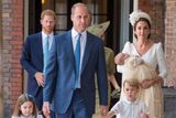 Kensingtonský palác na Twitteru zveřejnil video zachycující aktéry při příchodu do kaple. Poprvé byla k vidění pohromadě celá pětičlenná rodina prince Williama, který vedl za ruku obě starší děti, prince George a princeznu Charlotte.