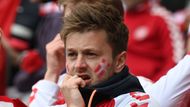Zdrcení dánští fanoušci sledují boj o život Christiana Eriksena v zápase Dánsko - Finsko na ME 2020