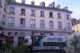 Od hotelu De Gramont z centra Pau je to pro karavanu týmu Etixx Quick-Step do startu etapy v Tarbes necelá hodinka cesty.