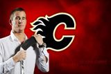 Roman Červenka na pozadí s logem a barvami svého nového klubu Calgary Flames. Zatím jej před startem v týmu Flames brzdí trombóza.