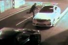 VIDEO Zloděj chtěl vykrást auto. Hozenou cihlou se omráčil