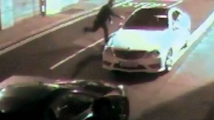 Zloděj aut zachycený bezpečnostní kamerou, ilustrační foto.