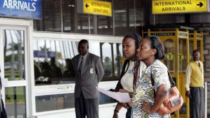 Příbuzní pasažérů ze zříceného letadla očekávají na letišti v Nairobi první zprávy o katastrofě.