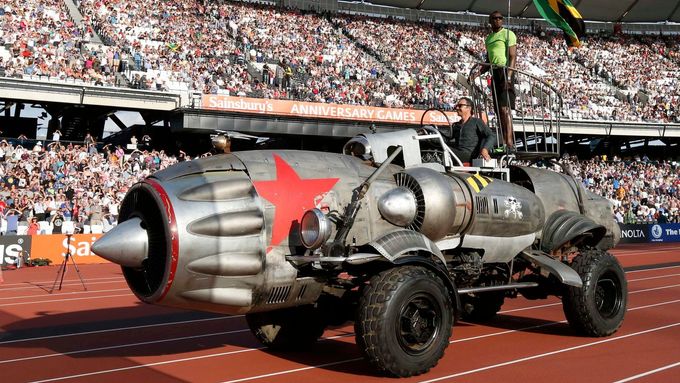 Usain Bolt se na dráhu londýnského Olympijského stadion dostavil na svérázné raketě. Podívejte se, jak "jamajská raketa" rozdrtila své soupeře.