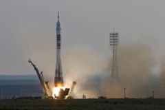 Rusko kvůli technickým problémům odložilo start Sojuzu s posádkou k ISS