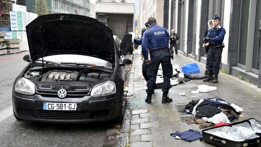 Kontrola podezřelého auta v Bruselu.
