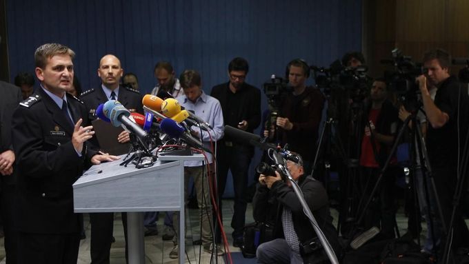 Policejní prezident Martin Červíček objasnil zatčení osmi Čechů na tiskovém brífinku.