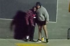Muž dal mrznoucímu bezdomovci vlastní kalhoty. Video dojalo stovky tisíc lidí