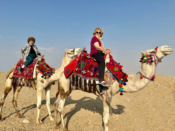 Ellie a Sandy pojí nejen podobná dobdrodružná povaha, ale i podobný osud. Obě totiž ovdověly.