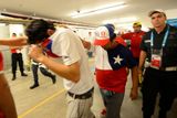 První drama se v Rio de Janeiru odehrálo už před zápasem, když desítky chilských fanoušků prorazily brány stadionu, aby viděly duel se Španěly.