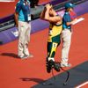 Jihoafrický běžec Oscar Pistorius je zklamaný poté co jeho tým nedoběhl ve štafetě 4x400 m do cíle na OH 2012 v Londýně.