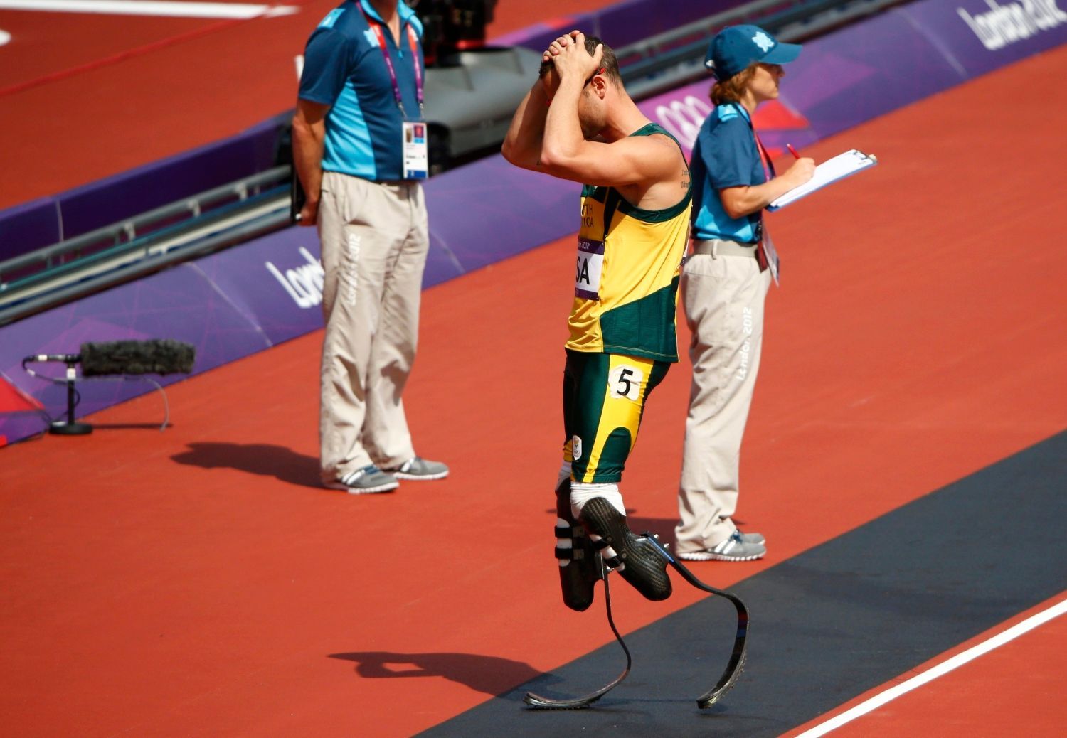 Jihoafrický běžec Oscar Pistorius je zklamaný poté co jeho tým nedoběhl ve štafetě 4x400 m do cíle na OH 2012 v Londýně.