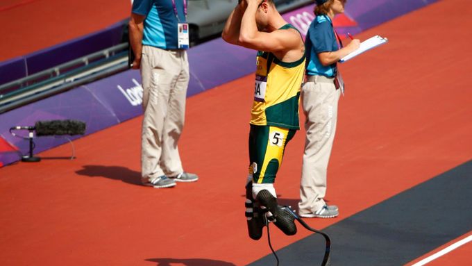 FOTO Pistorius smutnil, po protestu ale poběží finále