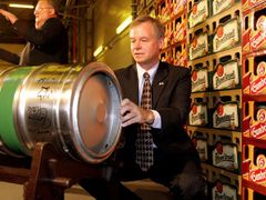 Americký velvyslanec Richard Graber podepisuje sud plzeňského piva. Tento sud, podepsaný účastníky otevření stáčírny, bude součástí kampaně proti zamýšlenému zvýšení daně na pivo.