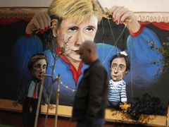 Graffiti v Portugalsku: Merkelová manipuluje tamními politickými předáky.