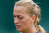 Ostatně česká jednička a světová dvojka kvůli nastuzení vynechala přípravný turnaj v Eastbourne a stejně jako Djokovič letos ještě nehrála ostrý zápas na trávě.