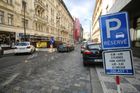 Praha 4 kvůli poruše nevydává parkovací oprávnění, situace je nejhorší podél metra, tvrdí radnice