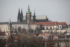Pražský hrad otevírá zahrady a ruší bezpečnostní kontroly. Nádvoří zůstanou uzavřena