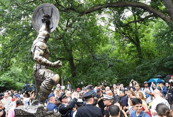 Kapitán Amerika se dočkal nadživotní sochy v Brooklynu