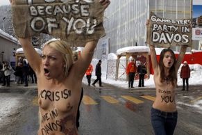 Aktivistky z Femen se snažily dostat na davoské fórum