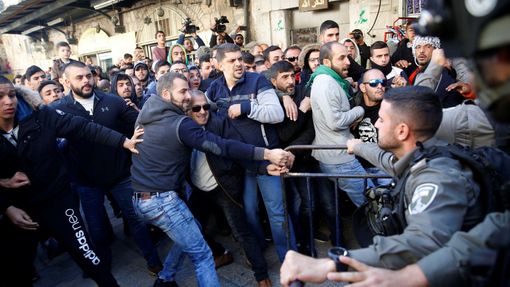 Střet mezi palestinskými demonstranty a izraelskými policisty v Jeruzalémě.