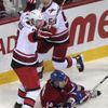 Jaroslav Špaček z Caroliny Hurricanes slaví gól proti Montrealu Canadiens v NHL