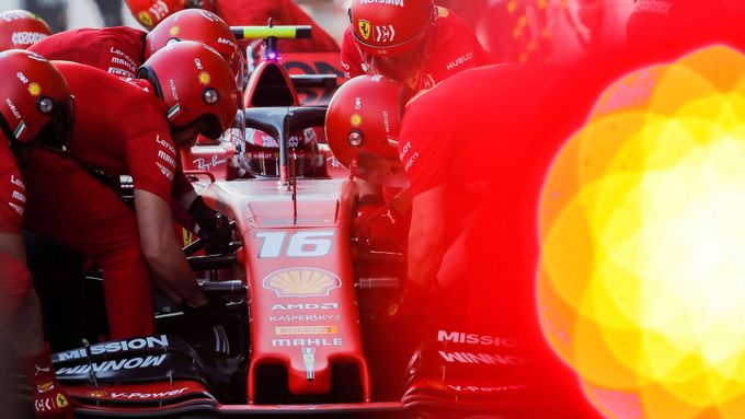 Proti dalšímu snižování nákladového stropu ve formuli 1 nejvíc protestuje tým Ferrari.