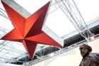 Vstup do nově otevřeného Muzea komunismu střeží otec zakladatel Karel Marx a obří rudá hvězda.