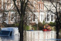 Velkou Británii sužují záplavy, stovky lidí byly evakuovány, pomáhá i armáda
