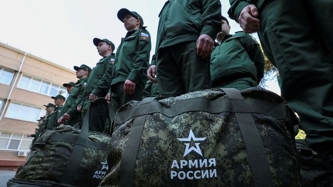 Ruští branci povolaní k vojenské službě se řadí před odjezdem do posádek v náborovém středisku v Simferopolu na Krymu.