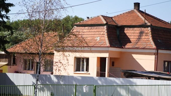 Útočník střílel na dvoře domu v Komárňanské ulici