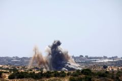 Napětí u Pásma Gazy sílí, obě strany vypálily další rakety. Několik lidí už zemřelo
